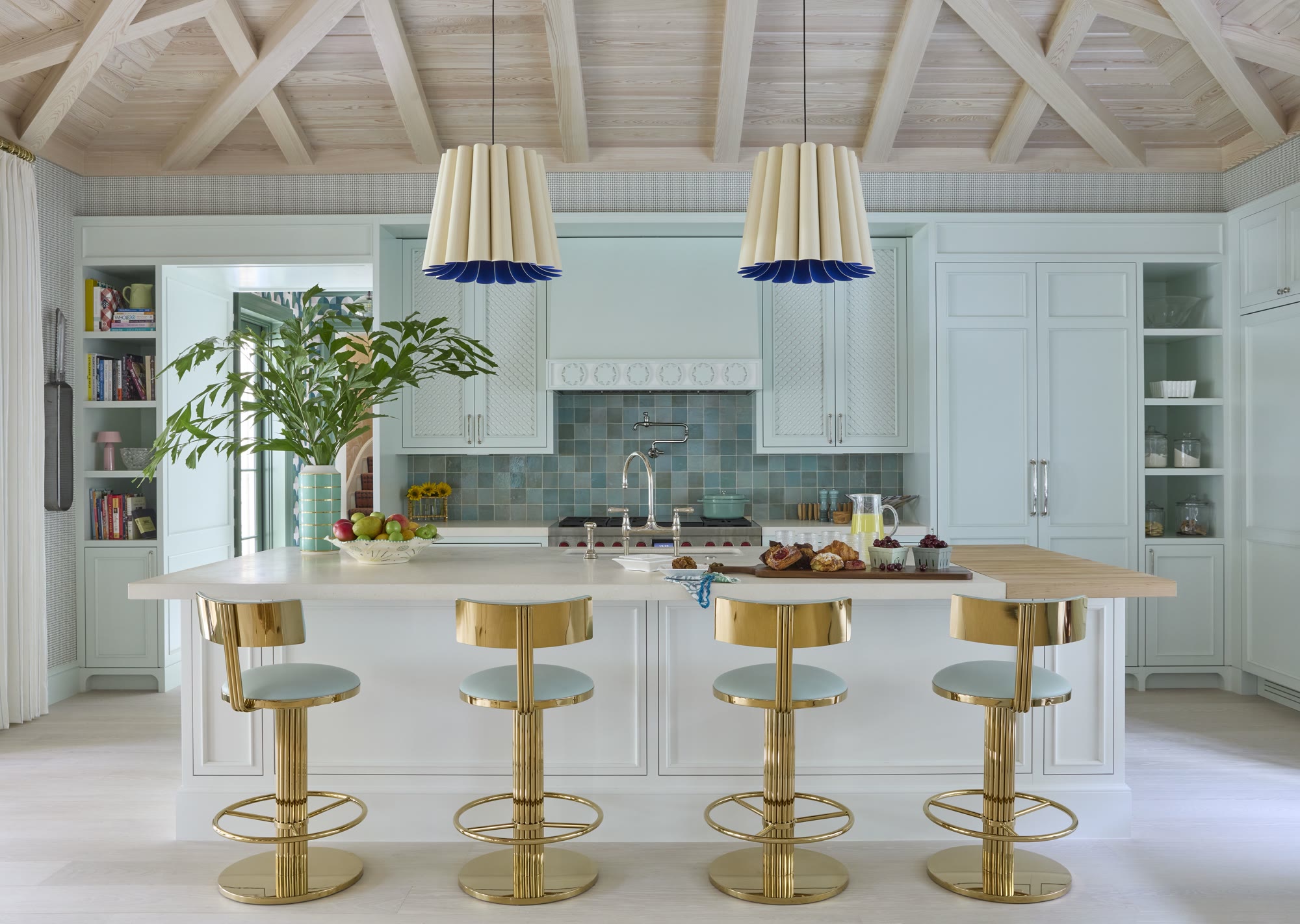 Kitchen in blue and unlacquered brass