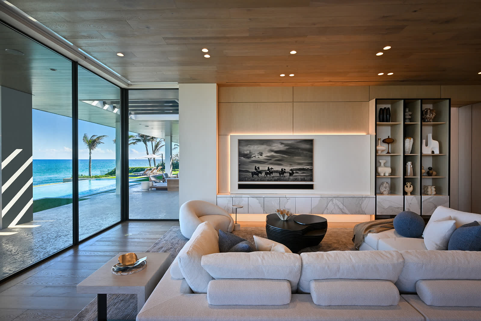 Seating room open to the terrace