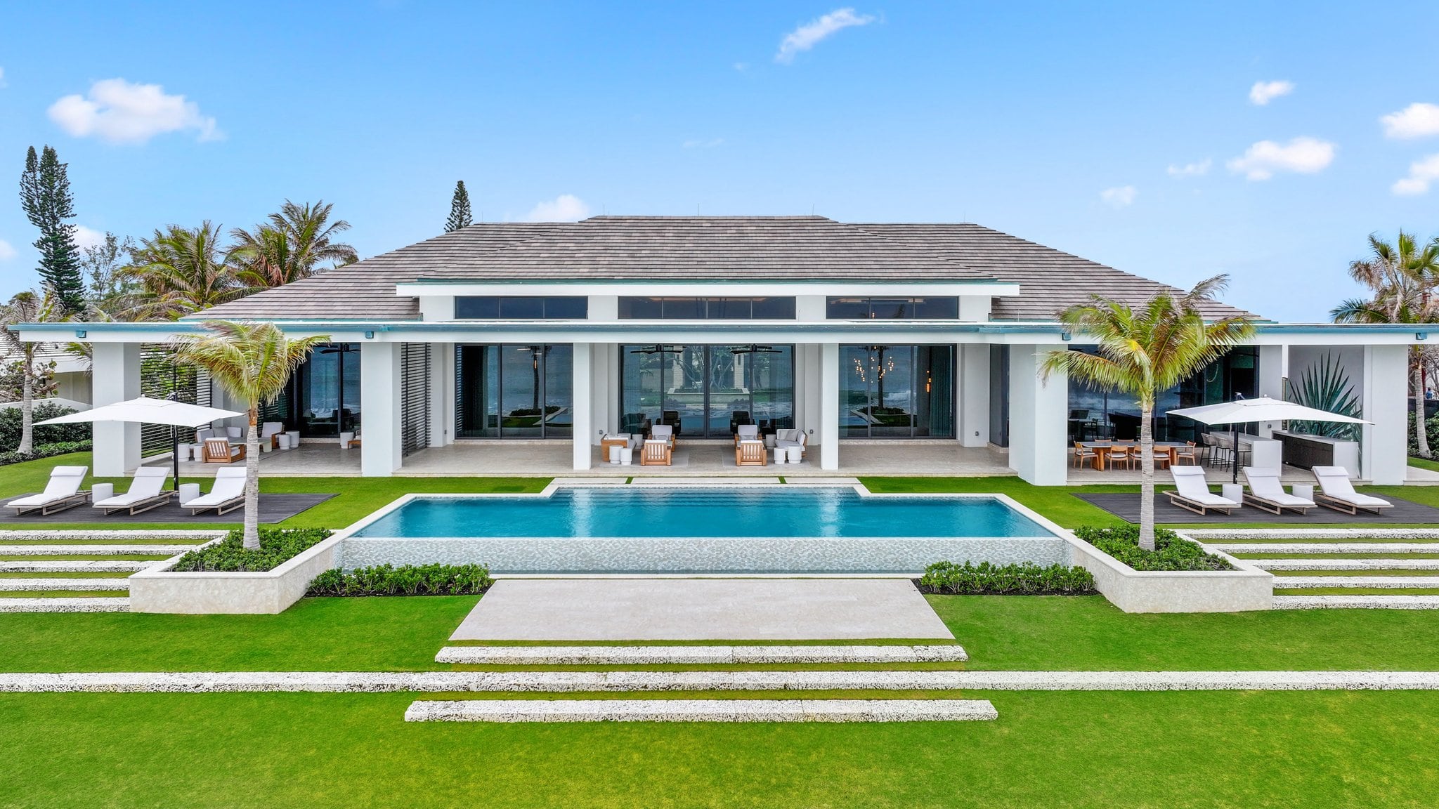 Pool house and lawn to the water